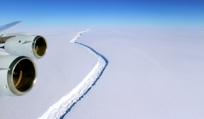 長く、深く成長した南極半島ラーセン棚氷の裂け目。（ロイター）