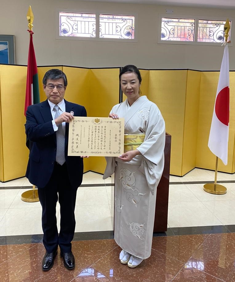 日本大使から裏千家アブダビ研究会へ表彰状が授与された（提供）