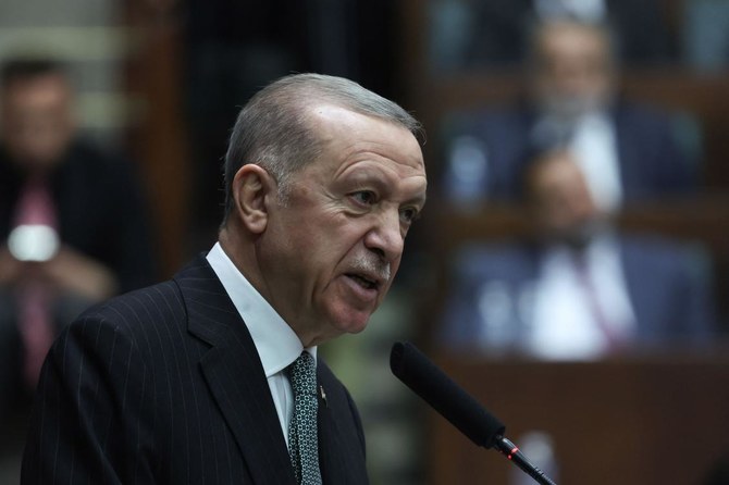 アンカラのトルコ大国民議会で、党のグループ会合に出席するトルコ大統領で公正発展党(AK)党首のレジェップ・タイップ・エルドアン氏。(AFP)