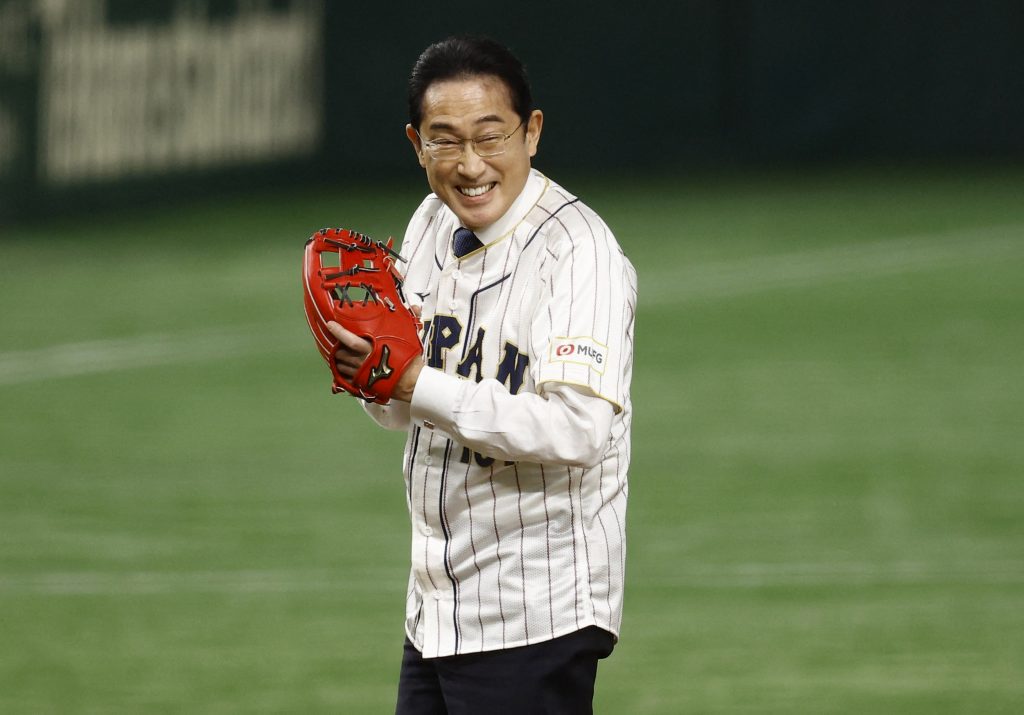 日本の岸田文雄首相が試合前に始球式を務める (ロイター／キム・ギョンイク・ホーン)