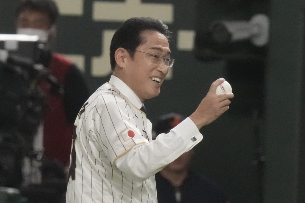 2023年3月10日（金）、日本の岸田文雄首相が東京の東京ドームで開催されたワールドベースボールクラシック（WBC）でプールB第1ラウンド日本対韓国戦の前に始球式を務めた後にボールを握っている。(AP写真／ユージーン・ホシコ)