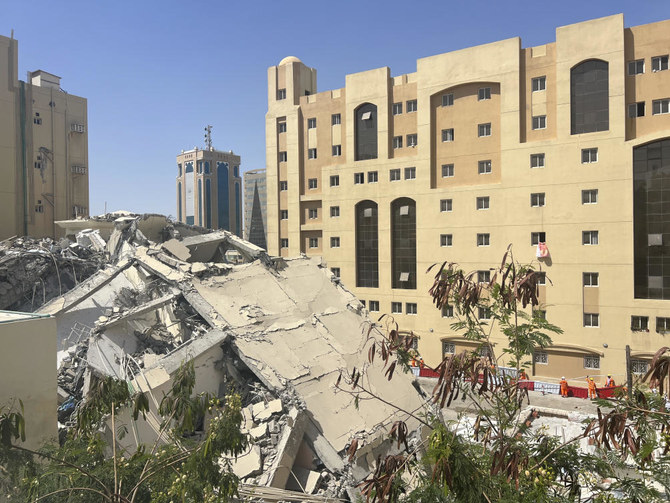2023 年3月22日（水）、カタールのドーハで倒壊した建物の廃墟が見られる。当局によれば、22日、カタールの首都で生存者確認のため捜索隊ががれきをかき分ける中、建物が倒壊した。（AP写真／Lujain Jo）