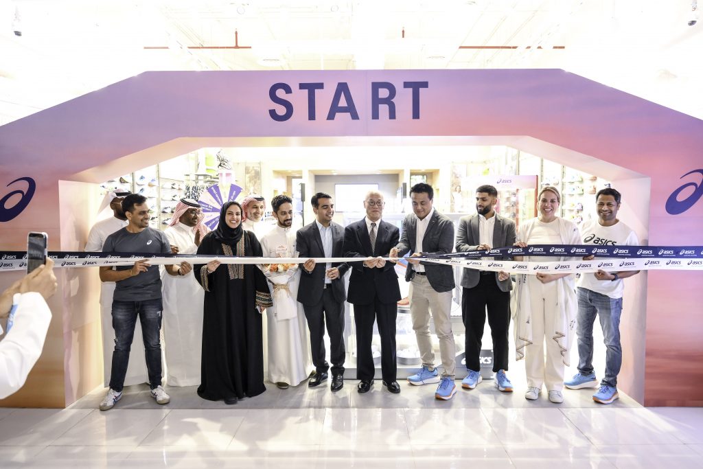 サウジアラビアのリヤド・パーク・モールに日本のスポーツシューズメーカーであるアシックスの1号店がオープンした。（提供）