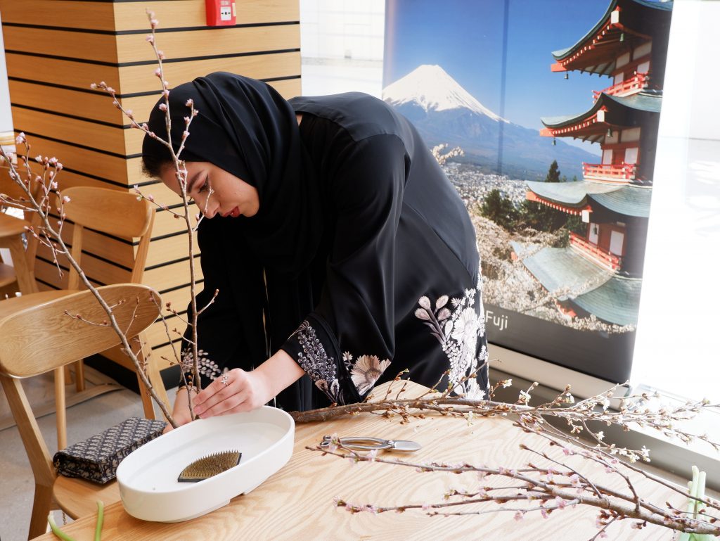 このワークショップは、日本文化に情熱を注ぐ連邦の学生たちによってアラビア語で提供された。