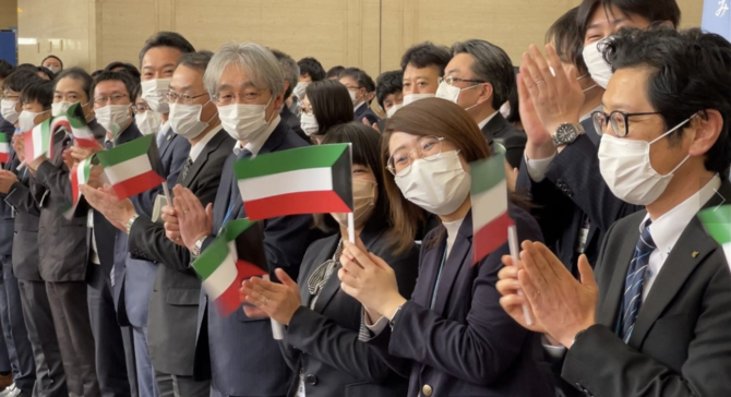 東北医科薬科大学の卒業式でクウェートへの感謝を示す人々。(KUNA)