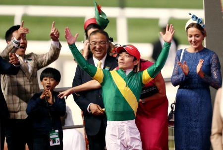 祝福を受ける川田将雅騎手、ウシュバテソーロに騎乗しドバイワールドカップを制した。（ロイター）