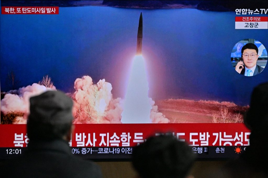 2023年3月19日、ソウルの鉄道駅で、資料映像とともに北朝鮮のミサイル発射実験のニュースを報じるテレビ放送を見る人々。（AFP）