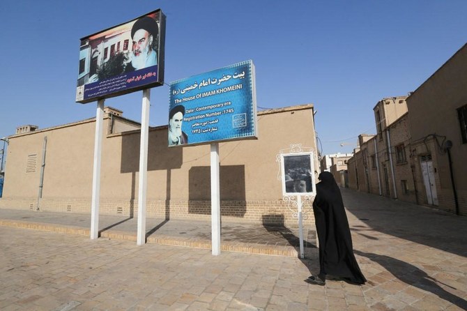 テヘランの南方130キロの所にある聖都コムで、イラン人女性が、イランの初代最高指導者、故ルホラ・ホメイニ師の家の前を通り過ぎている。（2019年1月15日撮影）（AFP）
