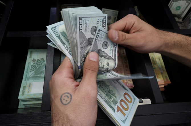 2023年3月10日、レバノンのベイルートにある店で米ドル紙幣を数える両替商。（ファイル/ロイター）