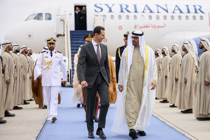 シリアのバッシャール・アル・アサド大統領とUAEのシェイク・ムハンマド・ビン・ザーイド大統領が話をしている。アサド氏はUAEを公式訪問している。(WAM)
