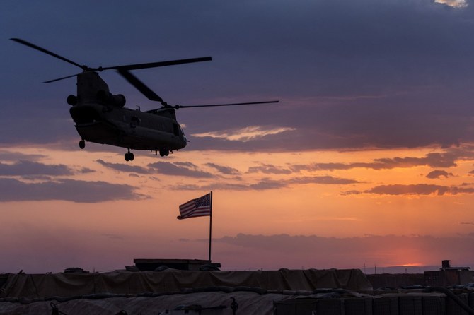 シリア北東部の辺鄙な戦闘拠点から米軍部隊を輸送中、日没とともに離陸する米軍CH-47チヌークヘリコプター。（AFP）