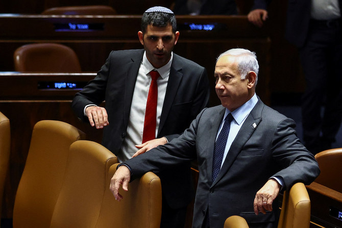 国防相解任を受けてデモが行われる中、クネセト（イスラエル国会）での会合に出席するイスラエルのベンヤミン・ネタニヤフ首相。3月27日、エルサレム。（ロイター）