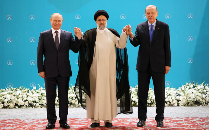 (左から)2022年7月19日、テヘランで開かれたシリアに関する三ヵ国首脳会談の前に記念撮影するロシアのウラジーミル・プーチン大統領、イランのイブラヒム・ライシ大統領、トルコのレジェップ・タイイップ・エルドアン大統領。(AFP)
