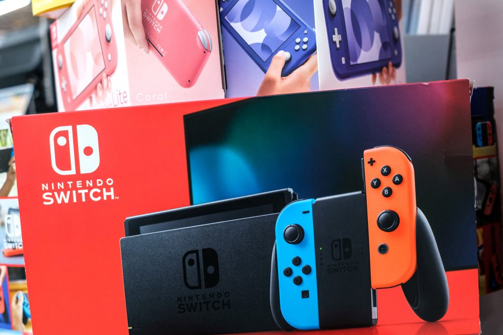 東京のとある店舗のゲーム売り場にて、ビデオゲームと周辺機器の陳列棚に置かれているビデオゲーム機Nintendo Switchの箱。2022年5月9日撮影。（AFP）