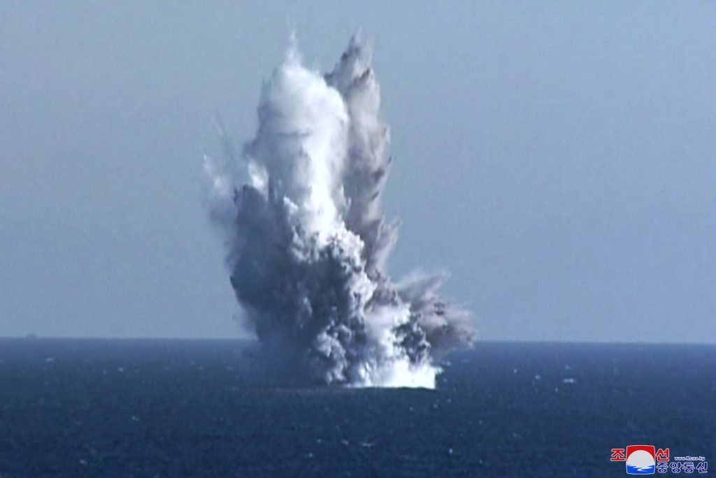 2023年3月23日に撮影され、北朝鮮国営の朝鮮中央通信（KCNA）が24日に発表した写真には、ハムギョンナムドのリウォングンの東海（日本海）沖合で、核無人水中攻撃艇「ヘイル」が発射されている様子が写っている。（AFP）