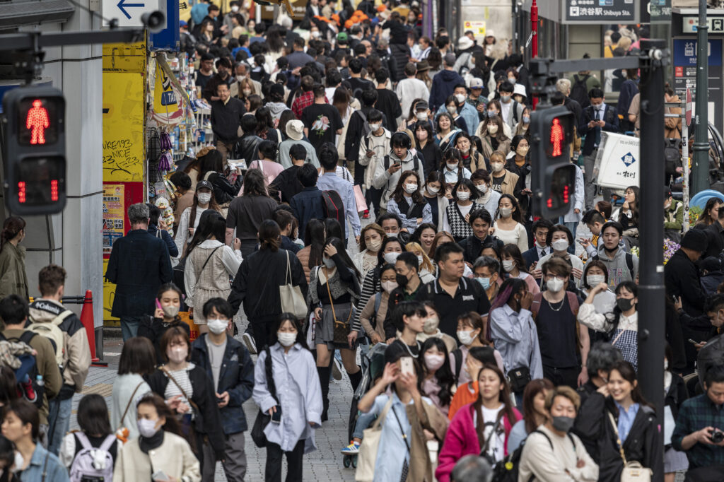 こうした条件の下で推計した結果、総人口の１億人割れの時期は前回推計の５３年から３年遅くなった。(AFP)