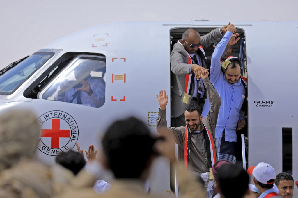 日本政府は 4 月 17 日、イエメン共和国での 900 人近くの被拘禁者の釈放を歓迎すると述べた。 (AFP)