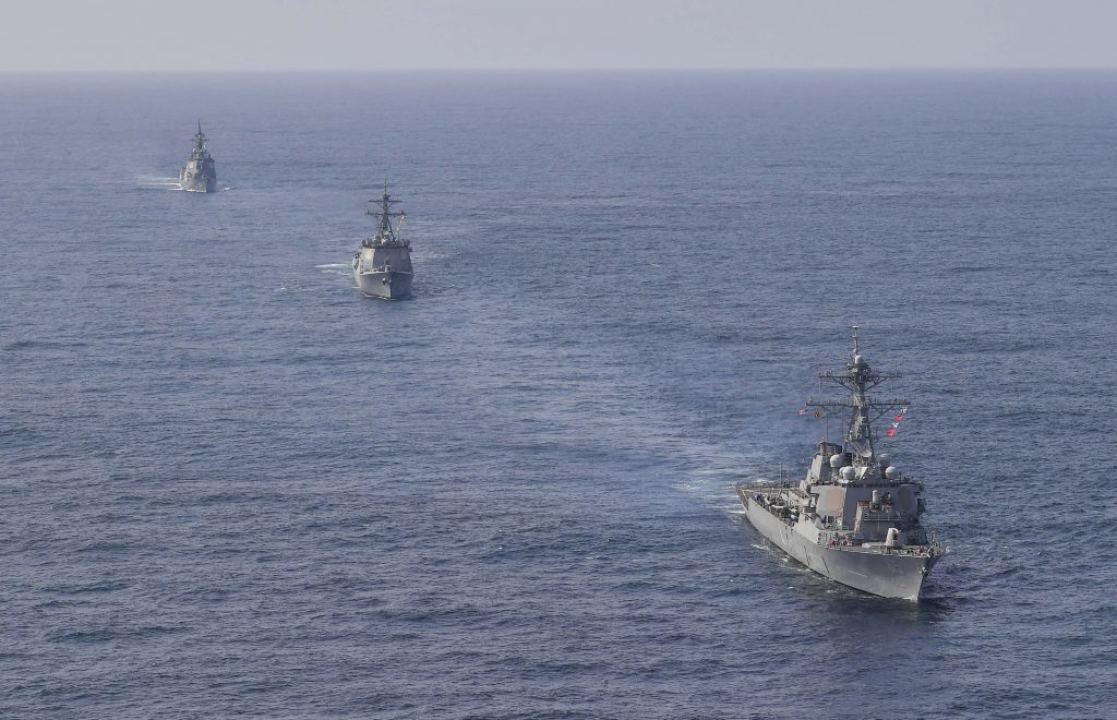 日本、米国、韓国は、日本海の公海で共同弾道ミサイル防衛訓練を実施した。 (AFP)