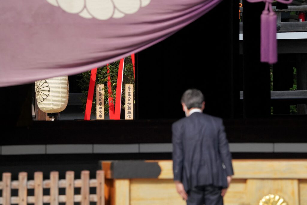 ２０２１年１０月の就任後、首相は春と秋の例大祭に真榊を奉納。昨年８月の終戦記念日には玉串料を納めている。(AFP)