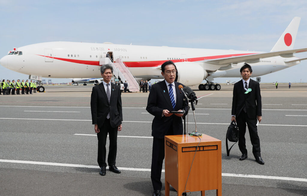 岸田首相は東京の羽田空港を離れ、アフリカ 4 カ国とシンガポールを歴訪した。 (AFP)