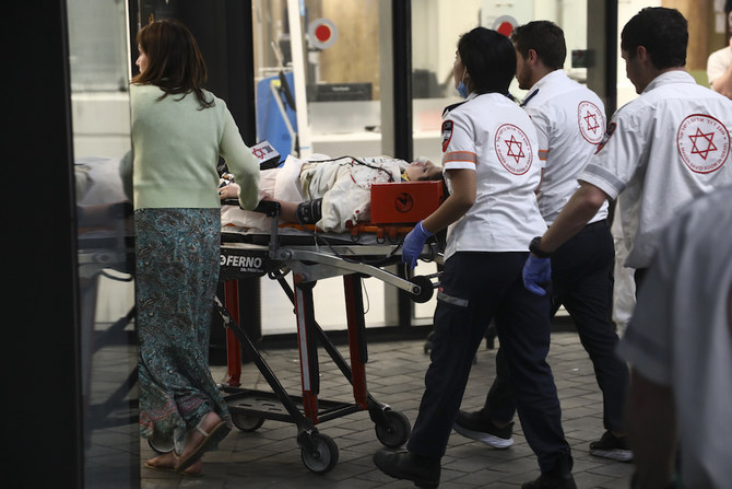 2023 年 4 月 7 日金曜日、襲撃による負傷でイスラエルのテルアビブの病院に運ばれた人。 （AP）