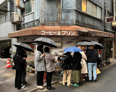 2023年3月13日、森静雄氏が営む喫茶店ヘッケルンの前に並ぶ人々。（ロイター）