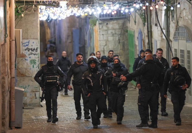 発砲事件が伝えられた後、旧市街に展開するイスラエル警察。併合された東エルサレム。（AFP）