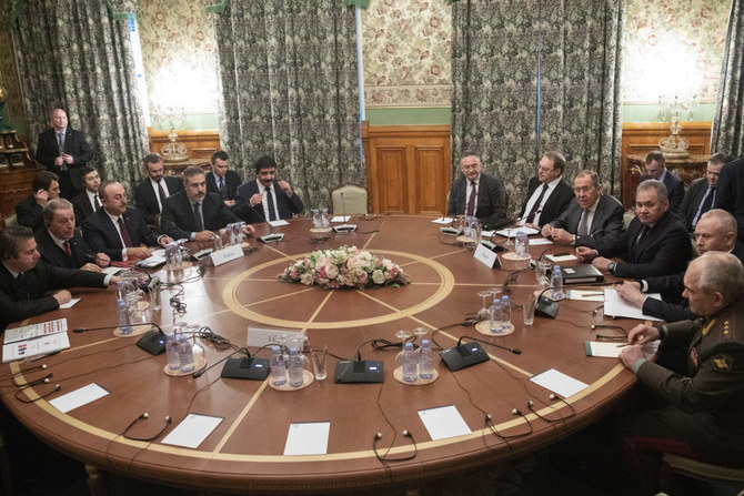 会談を行う、ロシアのセルゲイ・ラブロフ外相をはじめとするロシアとトルコの上級外交官たち。2020年、モスクワ。（AFP）