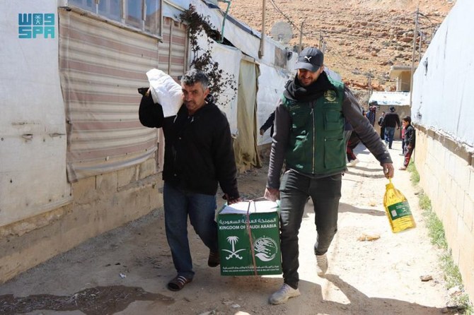 レバノンではシリアとパレスチナの難民のほか、べカーの町アルサルの共同体が約84トンの食料を受領。(SPA)