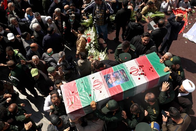 シリアでイスラエルに殺害された革命防衛隊員2人の葬儀の参列者（2023年4月4日）。（AFP）