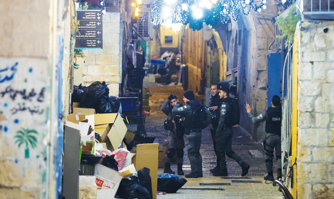 エルサレム旧市街の治安を脅かす事件の現場付近で警備にあたるイスラエル警察。（ロイター）