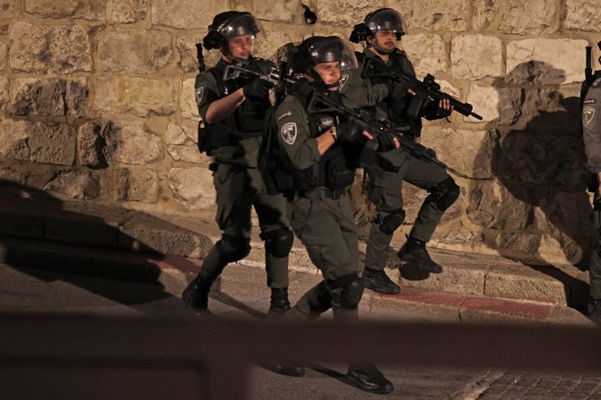 パレスチナ側との衝突が起きる中、エルサレムの旧市街のアルアクサ・モスクのライオン門付近を巡回するイスラエルの国境警備隊。（AFP）