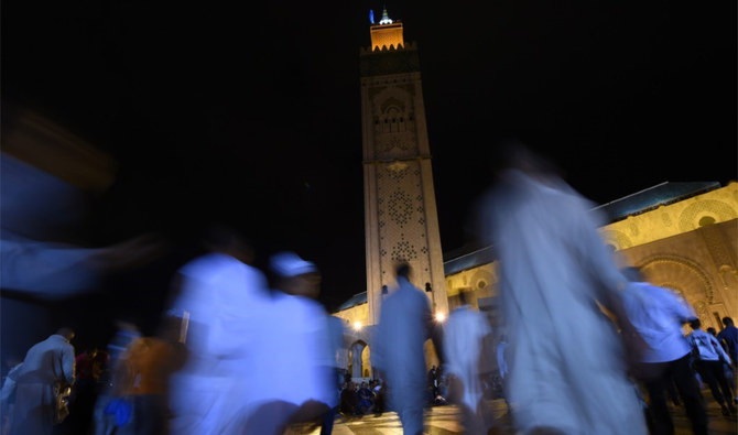 モロッコでは他のイスラム諸国と同様、タラーウィーの礼拝がイスラム教徒の間で非常に人気がある。これは、一人でも大勢でも、自宅でもモスクでもできる（AFP）
