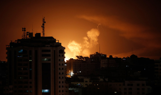 2023年4月6日深夜、ガザ地区に対するイスラエルの空爆により、ガザ市の建物から上がる煙。（AFP）