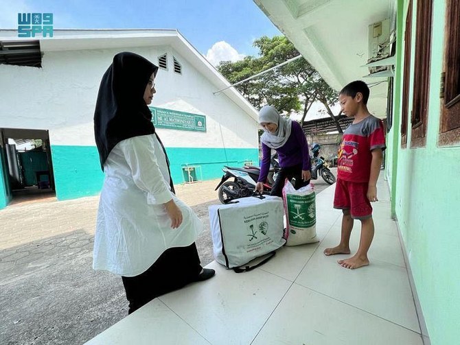 KSreliefは、インドネシアで900世帯に36トン以上の食料援助を配布した。（SPA）