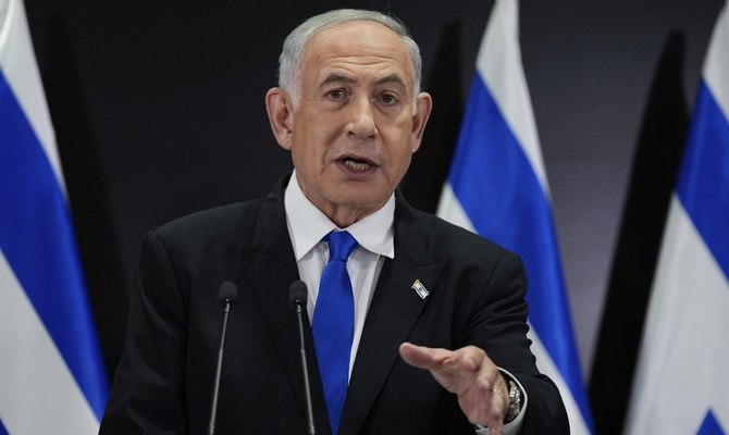 テルアビブでの記者会見で報道陣に語りかけるイスラエルのベンヤミン・ネタニヤフ首相。2023年4月10日月曜日。(AP)