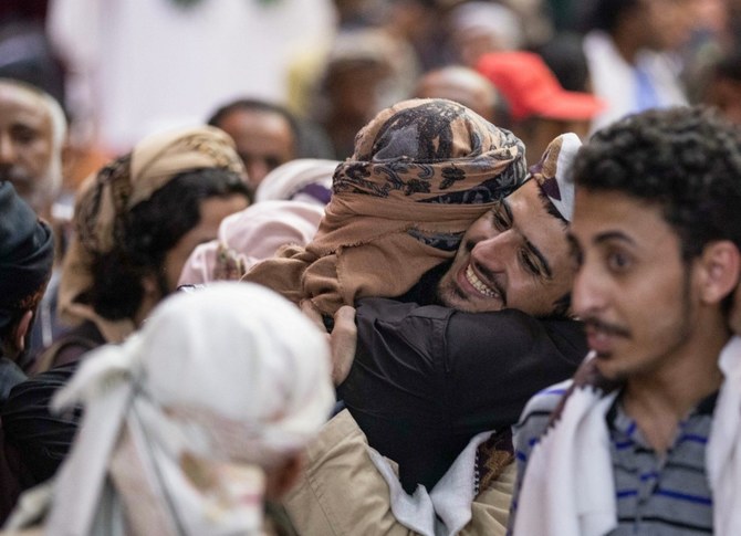 捕虜交換で解放された親族を迎えるイエメンの人々。2021年9月29日、イエメンのタイズ。（AFP）