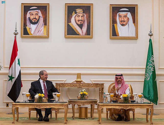 12日、ジェッダでシリアのファイサル・メクダド外相と会談するサウジの外相ファイサル・ビン・ファルハーン王子（右）。（SPA）