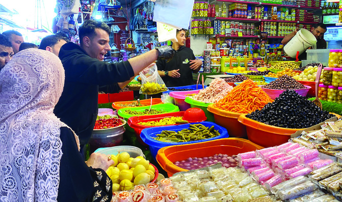 ガザの市場やその近隣には大勢のパレスチナ人が見られ、聖月には売上が急増すると店主は報告している。（AN/資料）