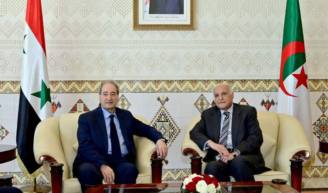 アルジェでシリアのファイサル・メクダド外相（左）と会談するアルジェリアのアフメド・アッターフ外相。2023年4月15日（AFP）
