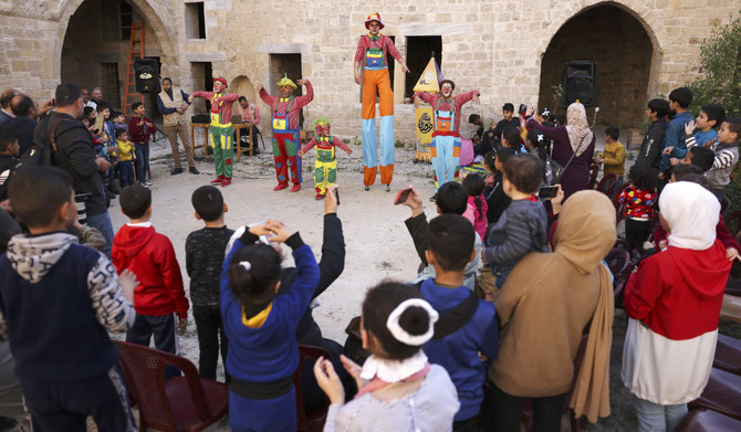 イスラム教の聖月ラマダン中の2023年4月3日、オマリ・グレートモスクで子どもたちに向けてパフォーマンスをするパレスチナのピエロたち。(AFP)