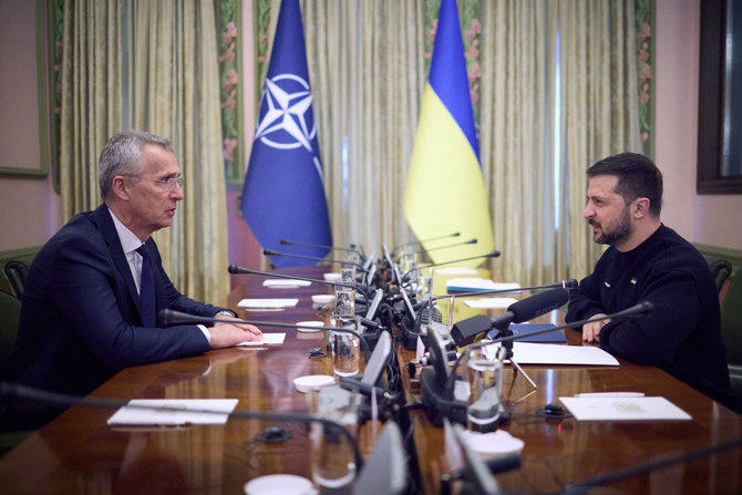 会談するNATOのイェンス・ストルテンベルグ事務総長(左)とウクライナのウォロディミル・ゼレンスキー大統領。2023年4月20日(AFP)