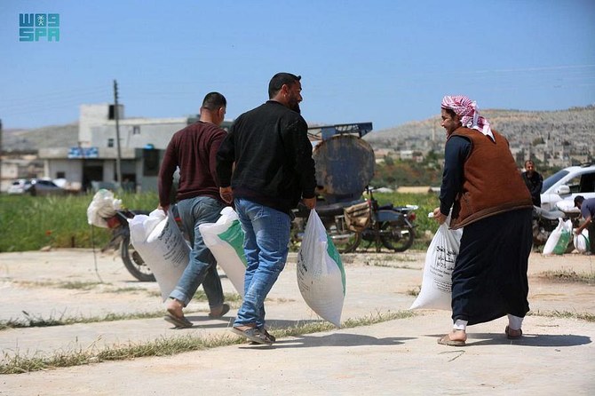 KSreliefはシリアのアレッポとイドリブで24万6,000人の援助対象者に4万1,000袋の小麦粉を提供した。（SPA）
