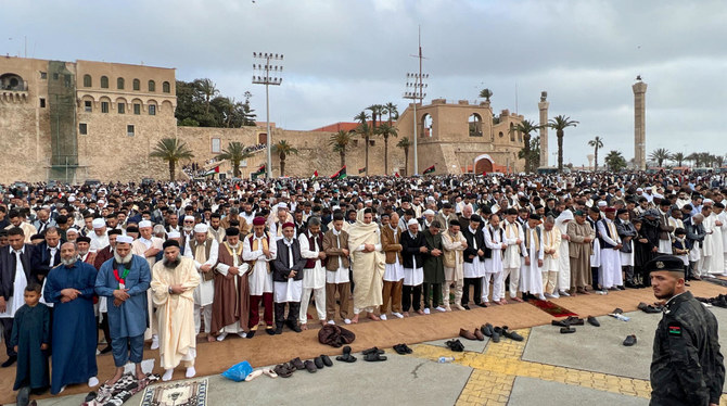 聖なる断食月ラマダンの終わりを告げるイード・アル・フィトルの初日に、リビアの首都トリポリの殉教者広場で祈りを捧げるイスラム教徒（2023年4月22日）。（AFP）