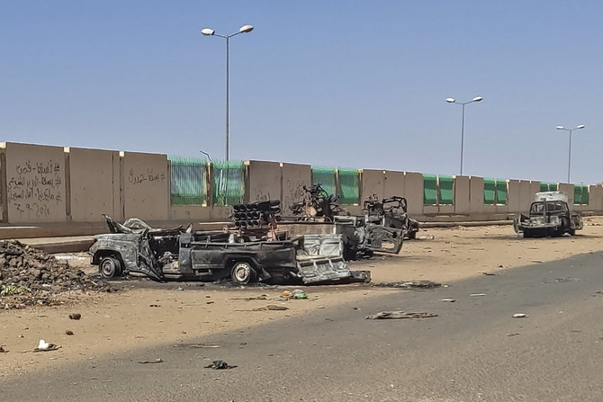  24時間停戦の崩壊後に発生したスーダン国軍と準軍事組織の間の戦闘で破壊された車。2023年4月19日、ハルツーム南部。（AFP）