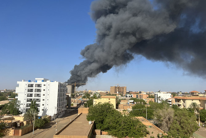 24時間停戦の崩壊後に発生したスーダン国軍と準軍事組織の間の戦闘のさなか、建物の後ろから立ち上る煙。2023年4月19日、ハルツームの空港地区付近。（AFP）