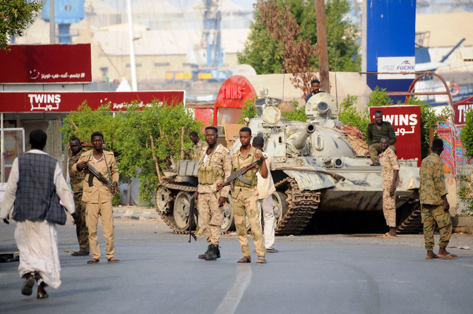 位置に付く、アブドゥルファッターフ・アル・ブルハン将軍に忠実なスーダン国軍兵士たち。2023年4月20日、ポートスーダン。（AFP）