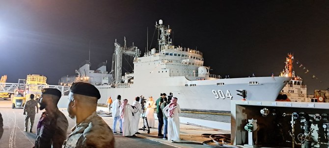 24日、サウジの船がスーダンから様々な国籍の避難者199人を乗せてジェッダのキング・ファイサル海軍基地に到着した。（写真：AN/Mohammad Hashim Nadeem）