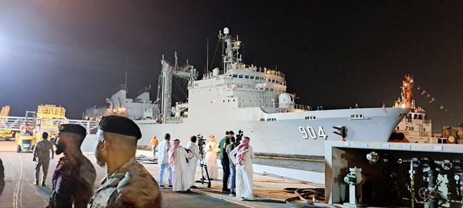24日、サウジの船がスーダンから様々な国籍の避難者199人を乗せてジェッダのキング・ファイサル海軍基地に到着した。(写真:AN/Mohammad Hashim Nadeem)