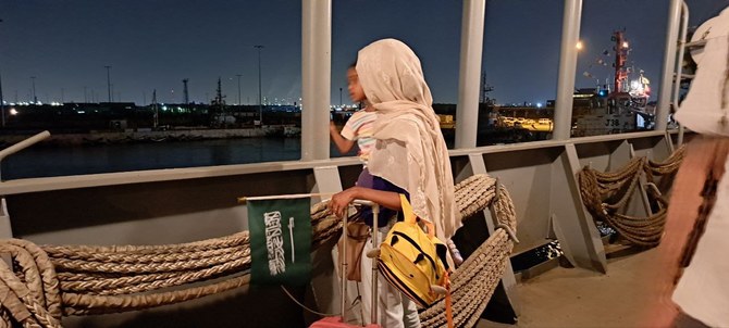 24日、サウジの船がスーダンから様々な国籍の避難者199人を乗せてジェッダのキング・ファイサル海軍基地に到着した。（写真：AN/Mohammad Hashim Nadeem）
